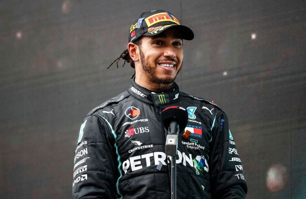 Lewis Hamilton firmó con Mercedes y sigue en la F1