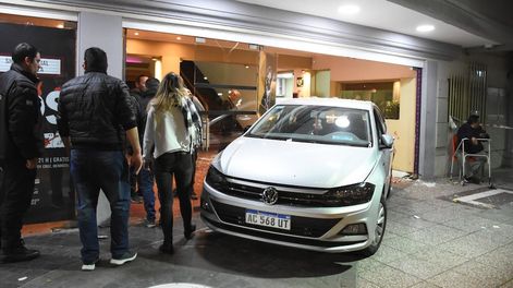 Los Andes | La noche del 10 de julio, un conductor perdió el control de su auto, se incrustó en el Teatro Plaza de Godoy Cruz y atropelló a 23 personas. Foto: Mariana Villa / Los Andes