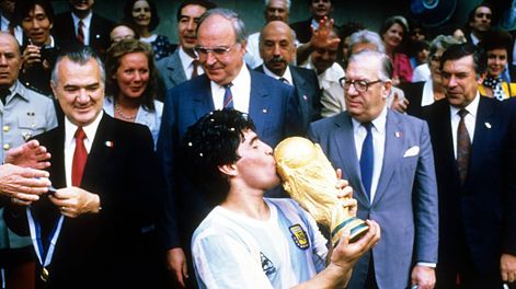 Mundial México 1986: Diego Maradona con la copa y detrás, a la derecha, Conrado Storani, ministro de Salud de Raúl Alfonsín. También están Miguel de la Madrid Hurtado, presidente mexicano, y Helmut Kohl, canciller alemán. (La Voz)