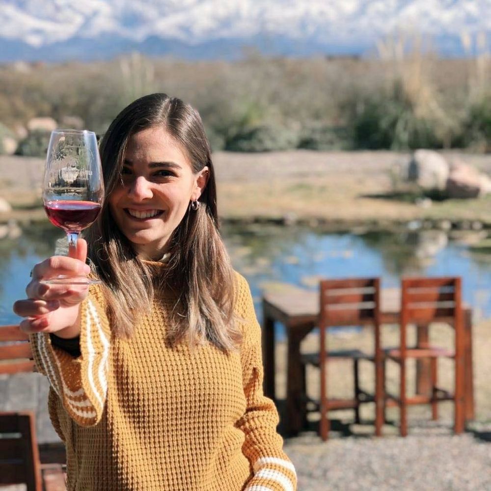 Desde la bodega y su experiencia directa, la enóloga Antonella Giuliani Pelegrina aporta otra perspectiva: la crisis no es solo local. “Es una situación mundial”, señala, en un contexto de menor consumo y cambios en los hábitos.