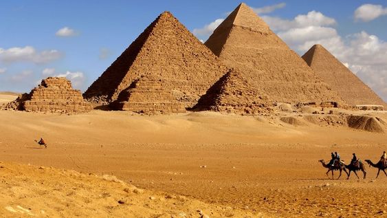 Musk afirmó que extraterrestres construyeron las pirámides y el gobierno salió a responderle