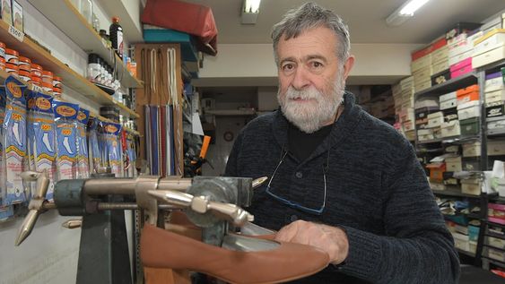 Carlos Egea de 74 años sigue trabajando en su zapatería de calle España. La zapatería se llama Plazoleta porque el primer local estaba ubicado frente a la plazoleta Carlos Pellegrini. Foto: Marcelo Rolland / Los Andes