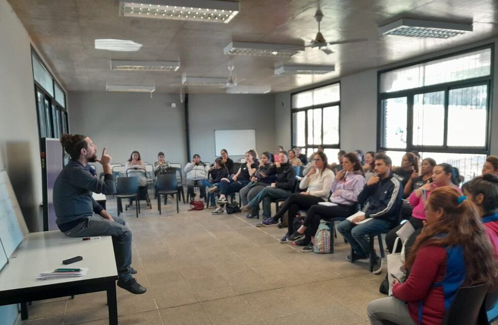 Vecinos y vecinas del Gran Mendoza aprendieron sobre lengua de señas en el NIDO