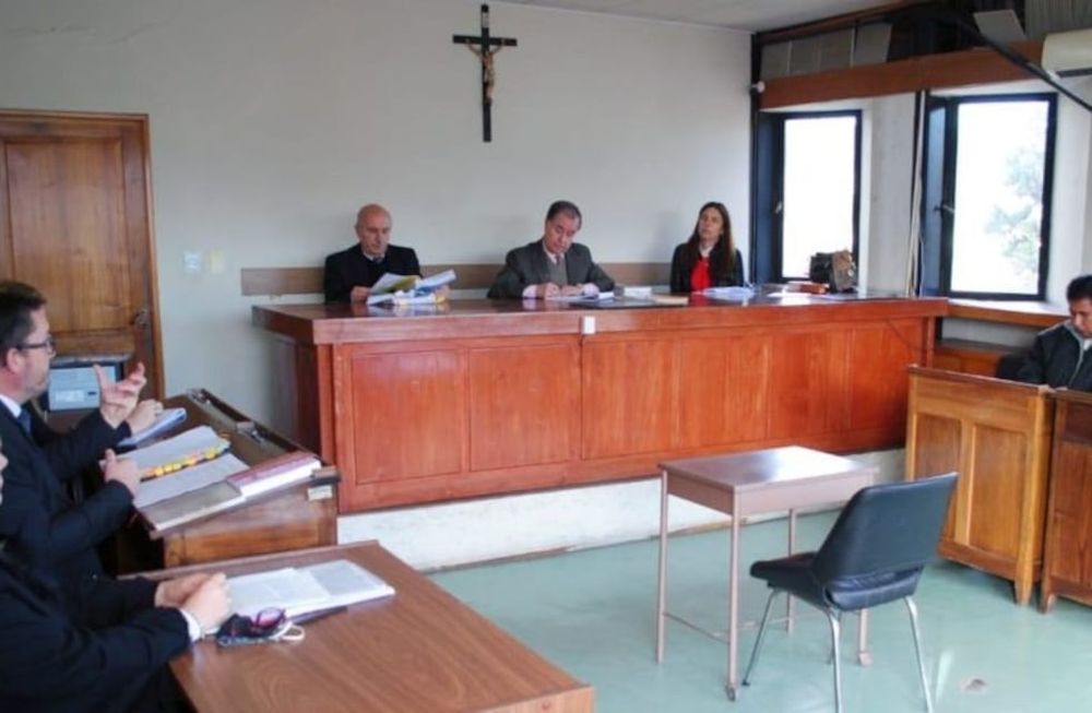 El hombre también exhibió a los niños y a las niñas vídeos pornográficos, y en ese contexto los habría filmado en situaciones violatorias de su intimidad.