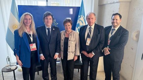 Los Andes | El presidente Javier Milei junto a Karina Milei y el Embajador argentino en los Estados Unidos, Gerardo Werthein, se reunieron con la Directora del Fondo Monetario Internacional, Kristalina Georgieva, en el marco del G7. Foto NA