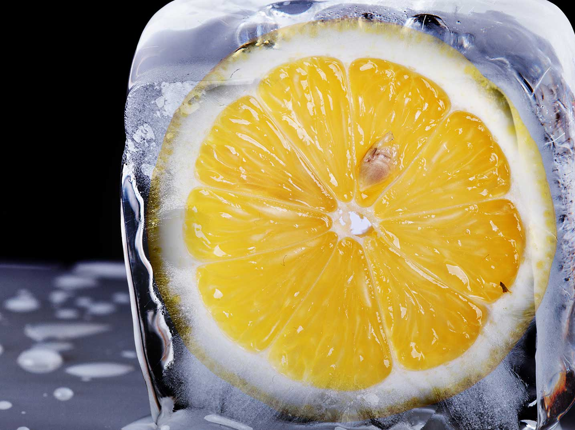 El limón congelado, un truco simple que transforma la cocina del hogar.