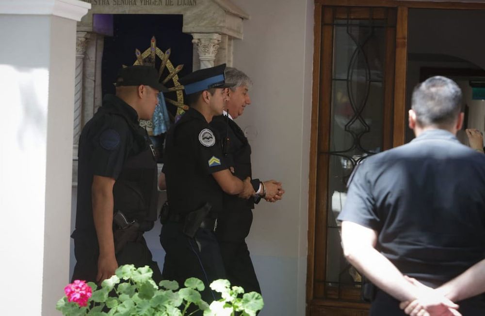 Walter Bento siendo trasladado por la policía Federal de Mendoza después de ser destituido como juez federal con competencia electoral; y el Tribunal Oral Federal II ordenó su detención. Foto: Ignacio Blanco / Los Andes