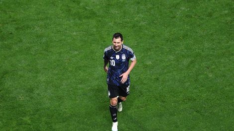 Más relajado, pero emocionado a punto de las lágrimas, Lionel Messi, habló con la prensa tras el triunfo histórico de la Selección Argentina ante Inglaterra.&nbsp;