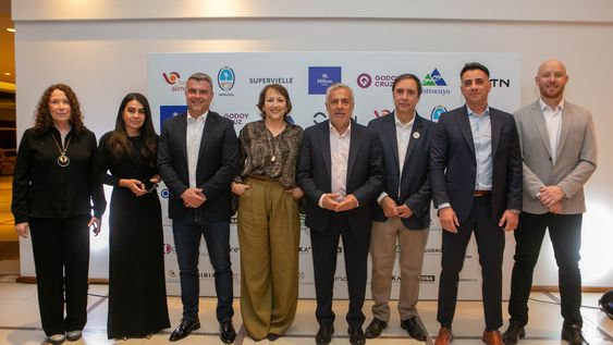 Alianza que crece: miembros de Banco de Alimentos y autoridades provinciales celebrando la gran convocatoria.