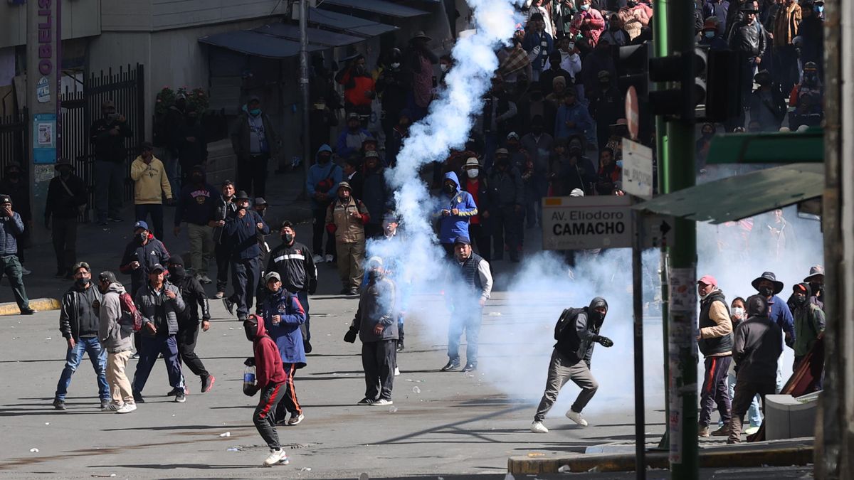 Continúa la violencia en Bolivia: graves enfrentamientos entre policías y manifestantes con dinamita
