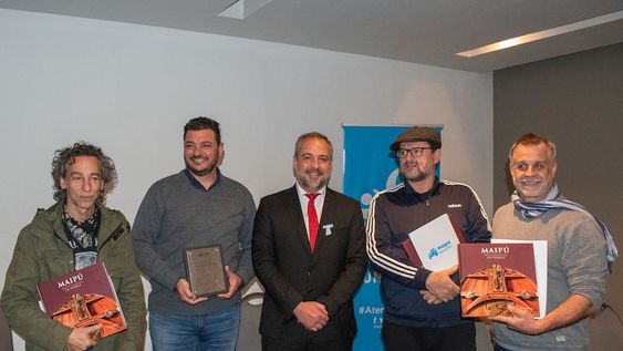El músico Javier Calamaro, Gabriel Guardia (gerente general de Laur), el intendente Stevanato, y los chefs Christophe Krywonis y Christian Petersen.