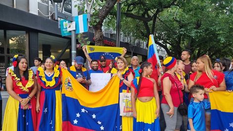 Los Andes | Ciudadanos venezolanos que viven en Mendoza se manifestaron contra el gobierno de Nicolás Maduro. Foto: Los Andes / Daniel Caballero
