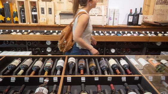 Prohíben la venta de vino en 42 municipios de nueve provincias
