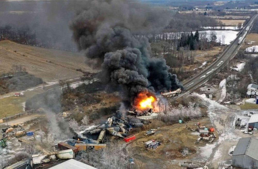 A dos semanas del accidente químico más grande de la historia estadounidense, el gobierno de Joe Biden se niega a enviar ayuda federal al gobernador de Ohio y culpa a los republicanos por el desastre.