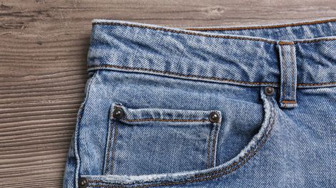El bolsillo chico aún se mantiene diseñado en el jean. Por eso, más allá de la moda, se conserva como una especie de guiño histórico al pasado.