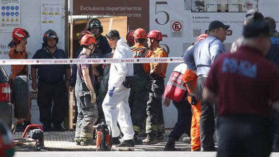 Pasadas las dos de la tarde buscaban entre los desaparecidos a un hombre también de 80 años que finalmente fue encontrado con vida y llevado al Hospital Durand. Foto NA: Mariano Sánchez