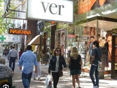 El comercio de la Ciudad de Mendoza adapta sus horarios: al jueves feriado y viernes no laborable, se suma el partido de la Selección Argentina en el Mundial de Fútbol.&nbsp; Fotos: Gentileza Municipalidad de la Ciudad de Mendoza