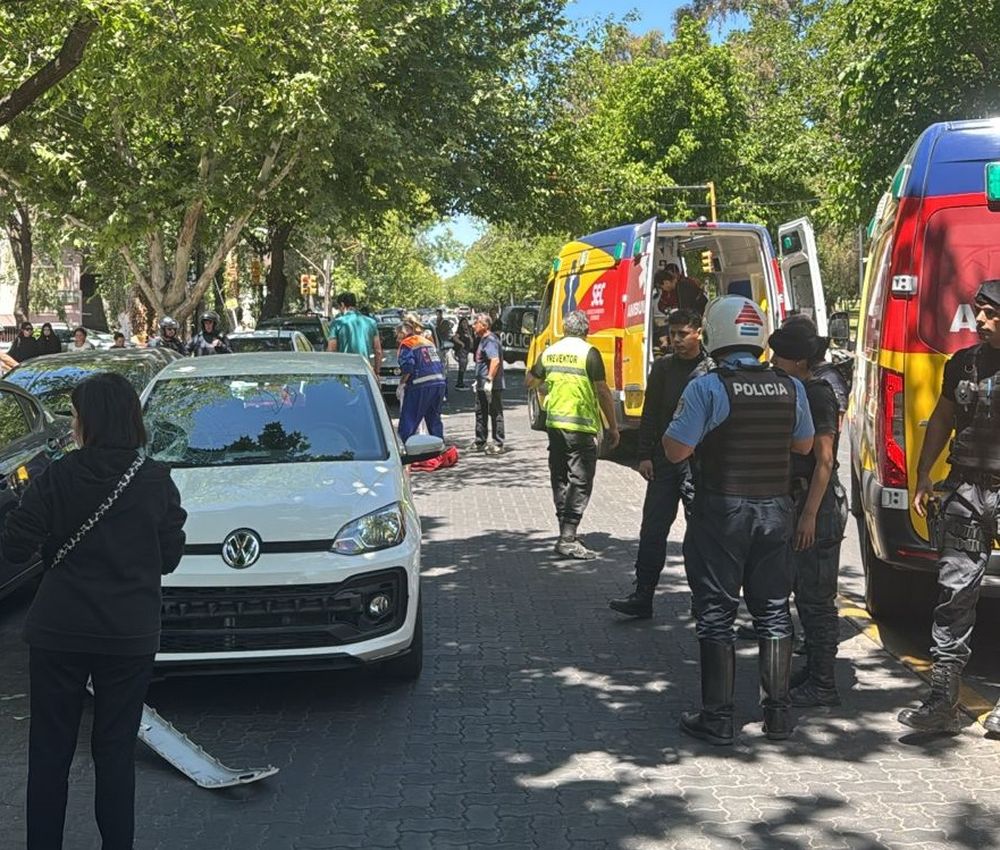 Grave accidente en el Parque San Martín: dos menores fueron atropellados e intentan estabilizarlos
