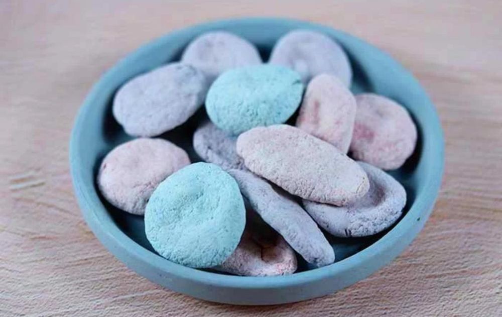 Las piedras aromáticas de sal llevan pocos ingredientes y un proceso sencillo. Para zonas pequeñas como el baño, dejan un aroma constante todo el día.