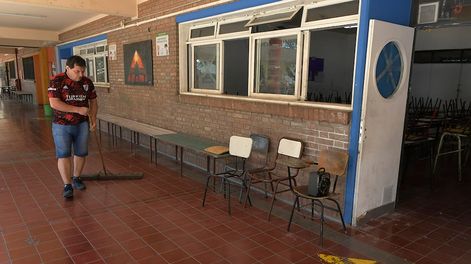 Ultima semana de las escuelas abiertas. Los celadores limpian y mantienen la escuela José Vicente Zapata, después de un año intenso de cursado. | Foto : Orlando Pelichotti / Los Andes