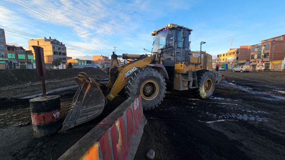 El Gobierno de Bolivia utiliza maquinaria pesada para despejar las carreteras
