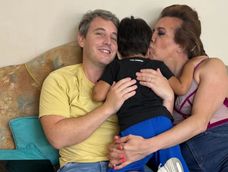 Lizy Tagliani y Sebastián Nebot junto a su hijo.&nbsp;