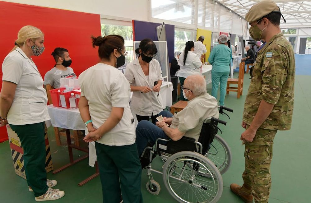Imagen ilustrativa: vacunación contra el coronavirus destinada a las personas mayores de 70 años, principal grupo de riesgo, en el Parque Estación Benegas, en Godoy Cruz.  Foto: Orlando Pelichotti / Los Andes