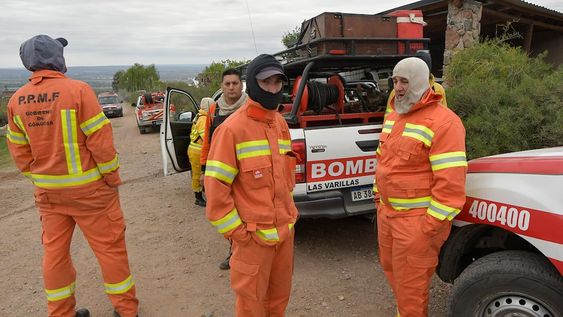 El colmo, atacar a una dotación de bomberos