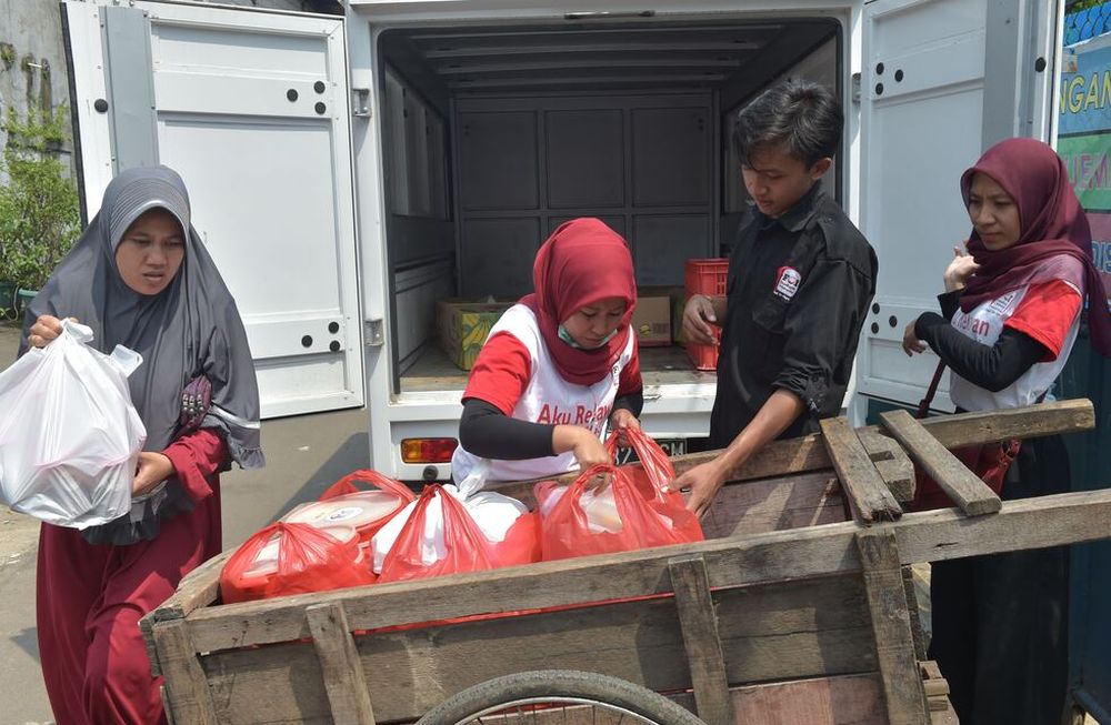 También en Indonesia los restos de comida de fiestas van a pobres