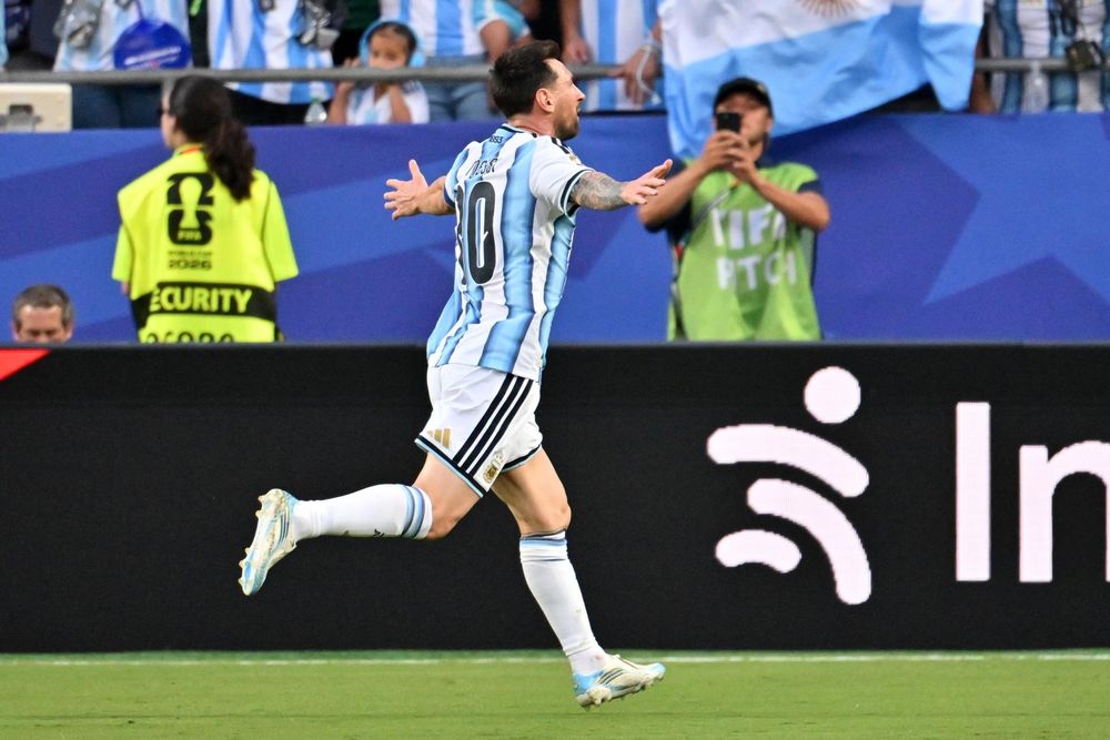 Leo Messi agiganta su leyenda, tres goles, emoción y récord mundialista.