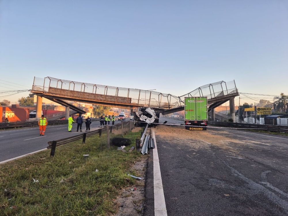 Impactante accidente en Buenos Aires: se derrumbó un puente tras el choque de un camión.