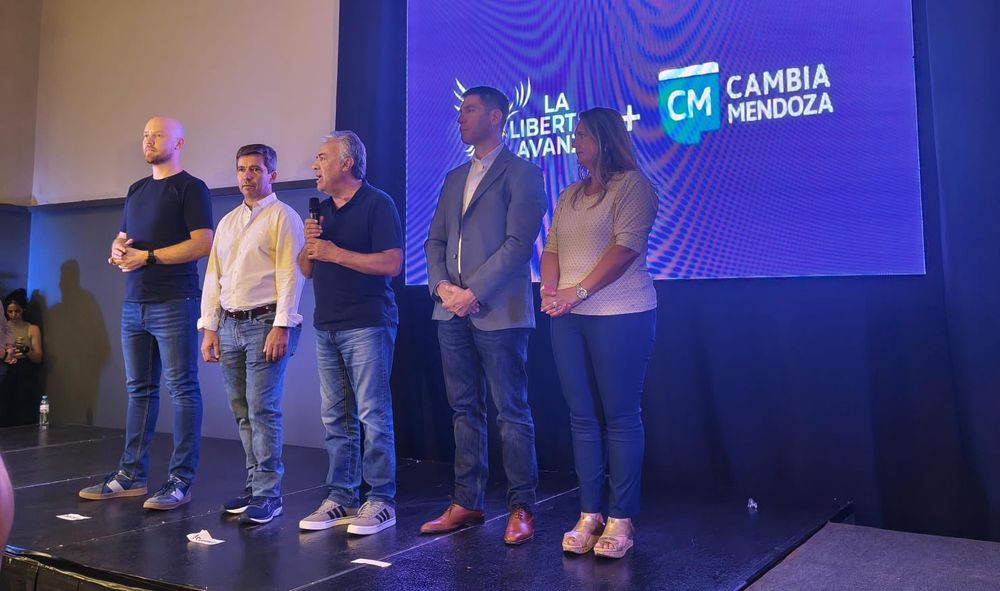 El gobernador Alfredo Cornejo junto al intendente de Luján de Cuyo, Esteban Allasino, en el búnker de La Libertad Avanza + Cambia Mendoza festejando la victoria de dicho departamento. El gobernador Alfredo Cornejo junto al intendente de Luján de Cuyo, Esteban Allasino, en el búnker de La Libertad Avanza + Cambia Mendoza festejando la victoria de dicho departamento.