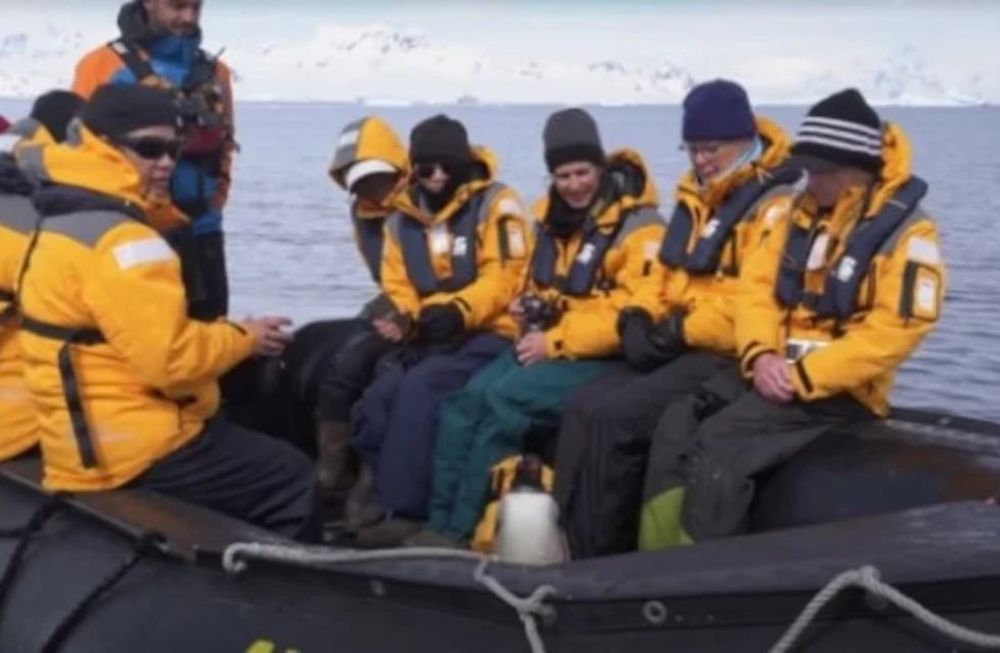 Los turistas viajaban entre medio de los icebergs en la Antártida, cuando fueron sorprendidos por el habilidoso salto del pingüino para salvar su vida.