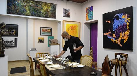 Los Andes | Restauranes exclusivos que atienden pocas personas y algunos funcionan en casas particulares.Facundo Piazza juntos a su madre Mabel cocinan para atender a sus comensales en una galería de arte.Foto: Mariana Villa/ Los Andes