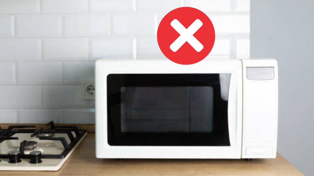 Por qué nunca deberías apoyar el microondas sobre la mesada si buscás una cocina funcional.