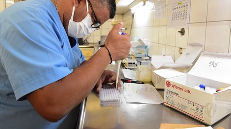 En bioquimico analiza muestras de laboratorioFoto: Mariana Villa / Los Andes