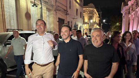 Alfredo Cornejo junto a los triunfadores de la elección de Corrientes, los radicales Juan Pablo y Gustavo Valdés. Foto: Alfredo Cornejo en X.