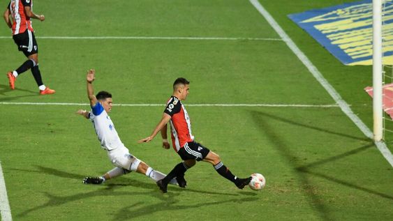 Télam 20/03/2021 Mendoza: River Plate golea 5 a 0 a Godoy Cruz, al final del primer tiempo del partido que juegan esta noche en Mendoza por la sexta fecha de la zona 1 de la Copa de la Liga Profesional de Fútbol, Rafael Santos Borré marca el primer gol para River.