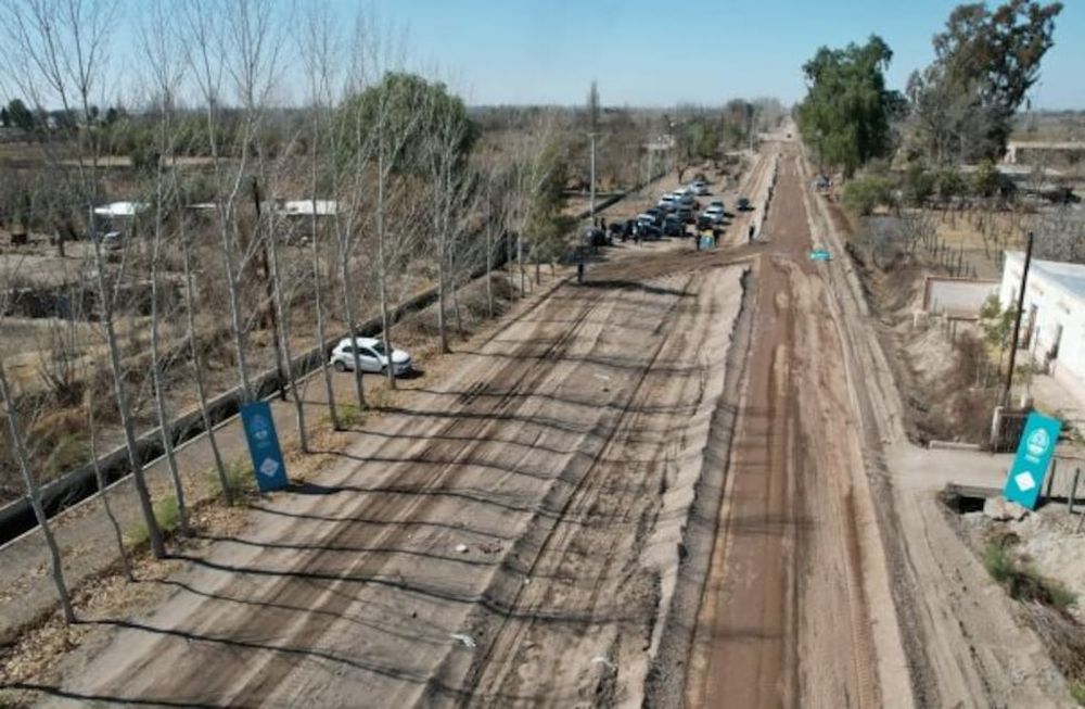 Junto a Vialidad Mendoza, el intendente de San Martín inauguró otros 8 kilómetros de ciclovía en el carril Montecaseros