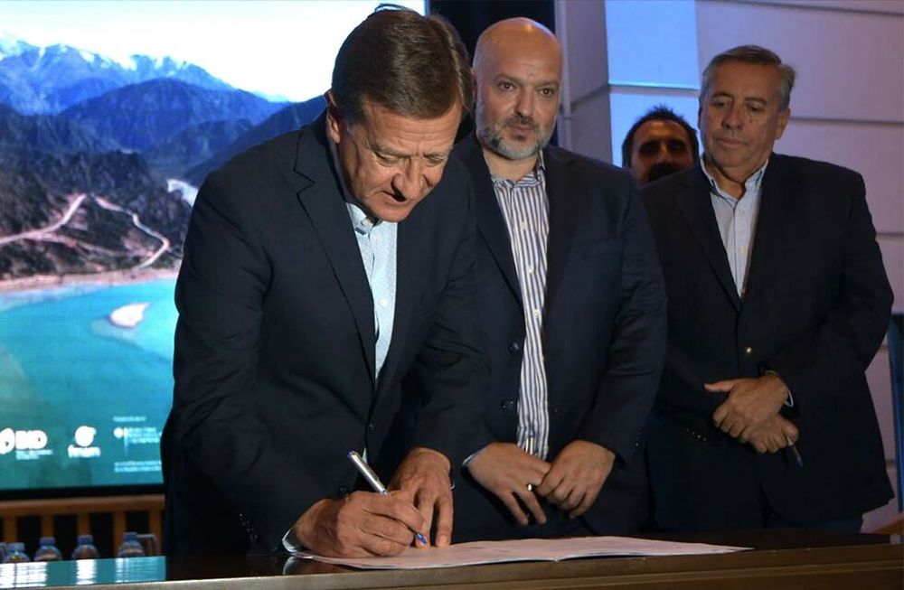 El Gobernador Rodolfo Suárez participó de la presentación del Fondo de Agua del Río Mendoza. Se trata de una iniciativa pionera en el país, con participación público-privada, que busca fortalecer la seguridad hídrica de la cuenca del Río Mendoza que se encuentra en riesgo hídrico. Foto: orlando Pelichotti / Los Andes