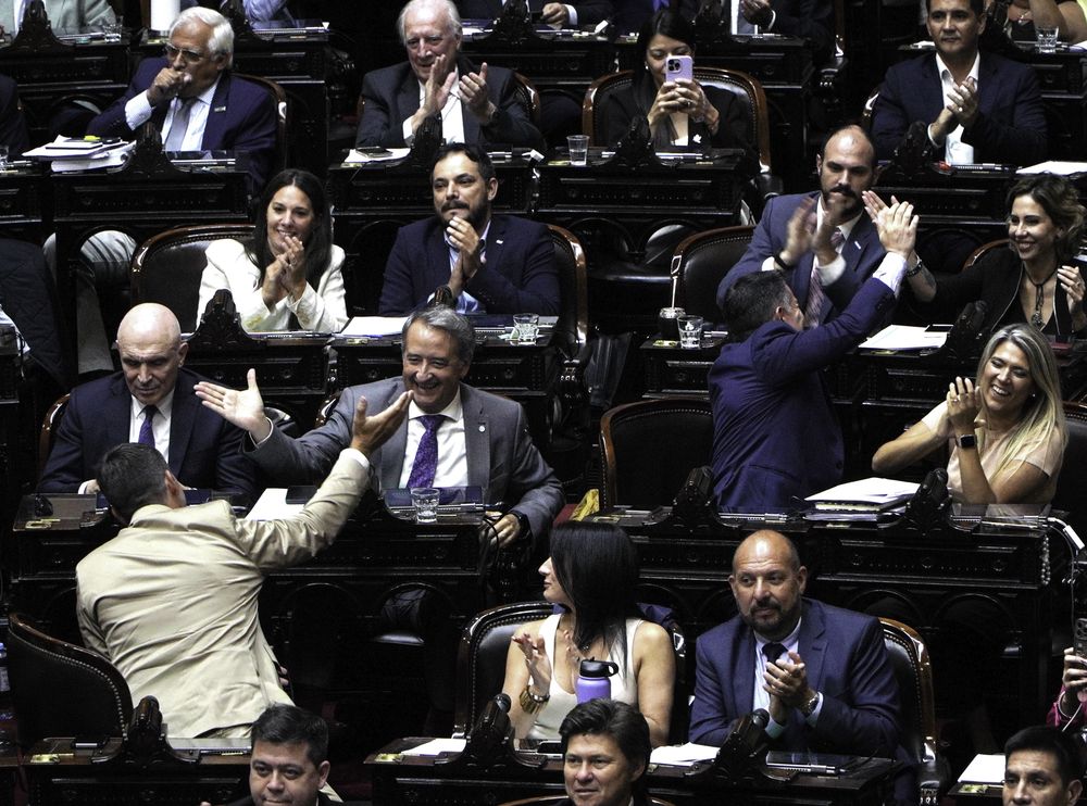 La Cámara de Diputados aprobó esta tarde el proyecto oficial de reforma electoral que incluye la suspensión de las PASO para el corriente año, por lo que la iniciativa deberá ser debatida ahora en las sesiones extraordinarias del Senado.