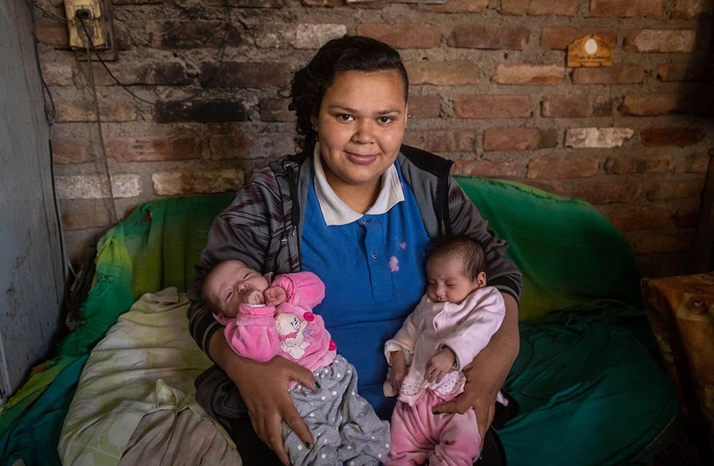 En agosto del 2020 Los Andes entrevistó a Lucía, era la chica que quería ser escritora a pesar de sus mil necesidades, un poco más de un año después es mamá de mellizas, Helen Sofía y Amira Xaviera. Ignacio Blanco / Los Andes