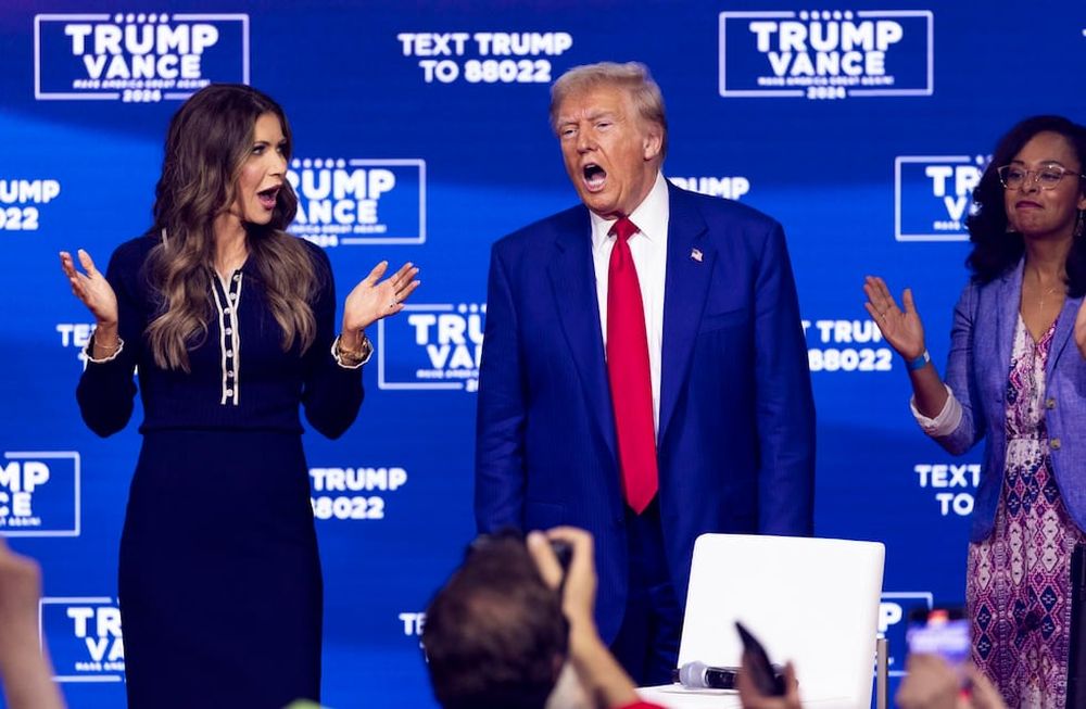 Oaks (United States), 14/10/2024.- Former US President and current Republican presidential nominee Donald Trump (L), with moderator South Dakota Governor Kristi Noem, sings along with music videos during a town hall meeting at the Greater Philadelphia Expo Center & Fairgrounds in Oaks, Pennsylvania, USA, 14 October 2024. Both Trump and Vice President and Democratic presidential nominee Kamala Harris are campaigning in Pennsylvania today, a key state to an an electoral college victory in November. (Filadelfia) EFE/EPA/SHAWN THEW