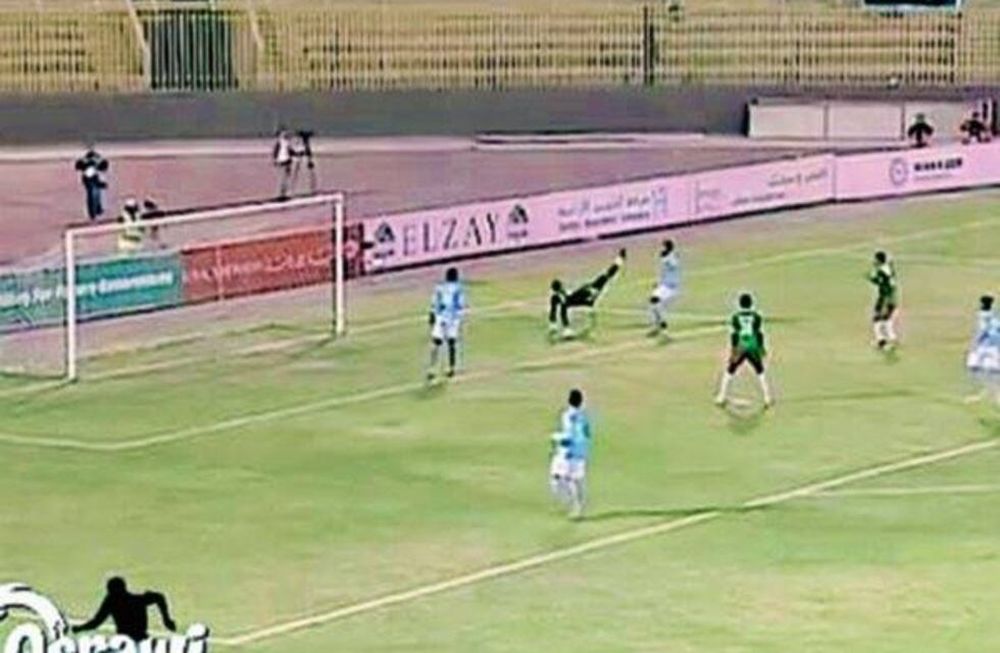 Insólito: un arquero rechazó de chilena y se hizo un gol en contra