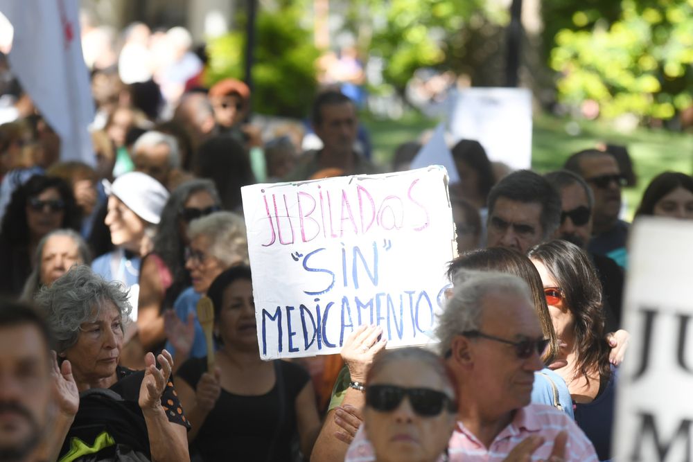 Jubilados marchan en Mendoza con apoyo de estudiantes y sindicatos. Foto: Ramiro Gomez.&nbsp;