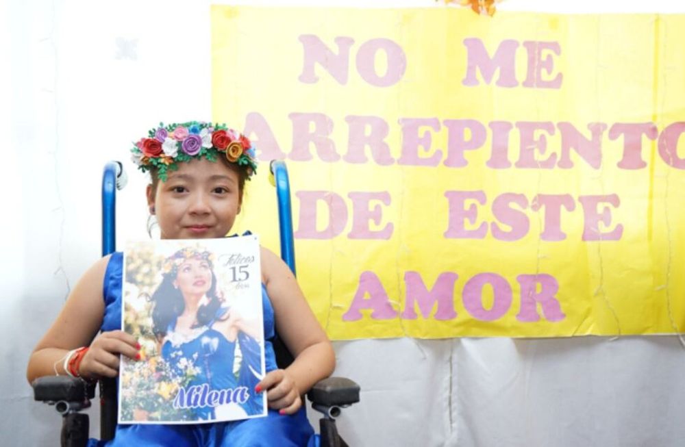 Espera un trasplante y sus enfermeras le hicieron un emotivo festejo de Gilda por sus 15 años