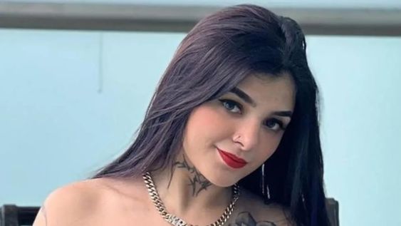 Karely Ruiz posó platinada y enamoró a todos con su encanto.