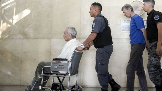 Corradi cumplió 84 años estando preso. Está muy avejentado y afrontará 8 nuevas imputaciones. Corbacho tiene 60 años y está alojado en Boulogne Sur Mer.
