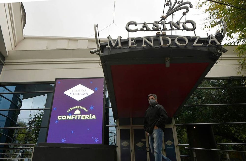 Como el sector de juegos tradicionales no cuenta con ventilación natural, el riesgo de contagios es grande. A ello se suma el calor agobiante para trabajadores y clientes. Foto: Orlando Pelichotti / Los Andes