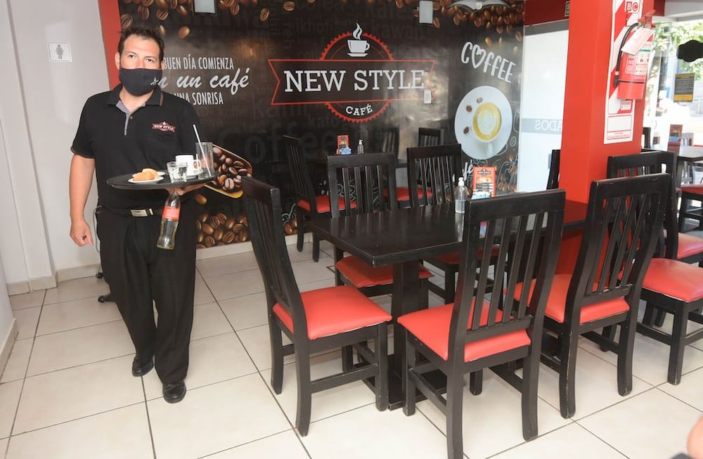 Marcelo mozo de un café ubicado en Adolfo Calle de Guaymallén. Foto: Jose Gutierrez